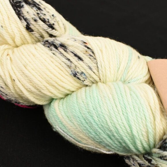 Madelinetosh DK Twist Yarn 100% Merino Wool 250 Yds Minimal Havana Arctic - Picture 2 of 3